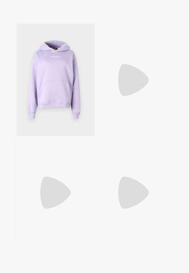 Heled lilla kapuutsiga dressipluus, millel on ees tasku, köie säädettav kapuuts ja tekst "STUDIO EDITION". Valmistatud pehmest kangast, millel on soonikuga mansetid ja allääre.; Carhartt WIP NASHUA DOUBLE KNEE PANT - Avar lõikega teksad - blue; Heledad rohelised tossud tekstuuriga pinnaga, millel on kolm valget triipu, kreemjas kummitald ja paeltega disain. Kandmine kergeid sokke.; Kaks ümmargust päikeseprilli, millel on helesinised poolläbipaistvad raamid ja tumehallid objektiivid, sirged tempud ja minimaalsete detailidega riistvara.