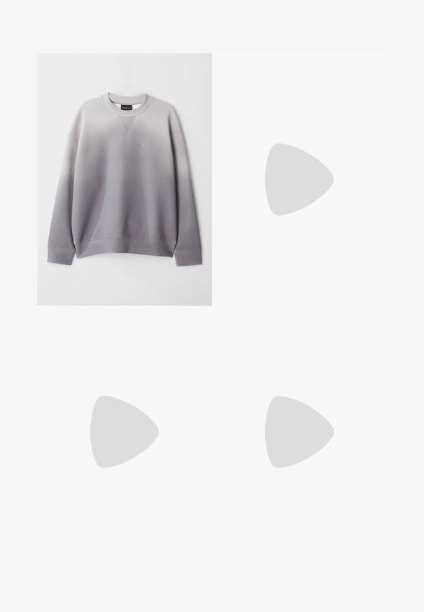 Sudadera gris con un diseño de degradado, puños y dobladillo acanalados, y un pequeño logo en el lado izquierdo del pecho. Fabricada con un suave material de mezcla de algodón.; Pantalones negros plisados con un diseño recto y de pierna ancha. Fabricados en una tela suave, presentan un cierre de botón y trabillas para el cinturón.; Zapatillas blancas con parte superior de cuero suave, puntera redondeada y suela de goma gruesa. Presentan costuras mínimas y un sutil detalle del logo en el costado.; Clutch de cuero negro con superficie texturizada, bolsillo delantero con cremallera y correa de muñeca desmontable. Presenta una etiqueta de logo en el frontal. Forma rectangular.