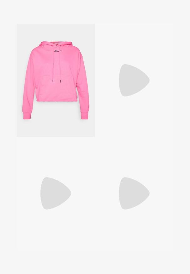 Rózsaszín, rövidített kapucnis pulóver, puha anyagból készült, kenguruzsebes, állítható zsinóros és fekete Nike logóval a mellrészen.; Fehér, rövid ujjú sportpóló sima anyagból, fekete Nike logóval a baloldalon és ívelt alsó részes kialakítással.; Fehér sportnadrág könnyű, légáteresztő anyagból. Rugalmas derékkal és hálós oldalsó panelek jellemzik, emellett egy kis kék logó díszíti.; Könnyű kék és sötétkék sportrüszke, textúrált felsőrésszel, lapos fűzőkkel és könnyű fehér talppal. Emelt pozícióban egy pálya fölött.