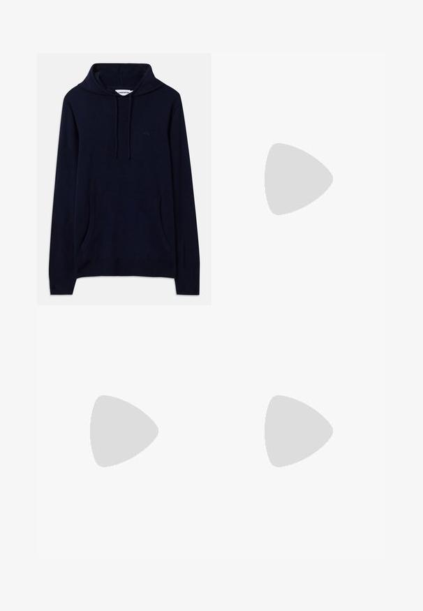 Sweatshirt à capuche bleu marine avec une poche kangourou, des poignets et un ourlet côtelés ; fabriqué à partir d'un matériau doux avec un petit détail de logo sur la poitrine.; T-shirt noir en coton, avec un col rond et des manches courtes. Logo brodé "EA7 EMPORIO ARMANI" en blanc sur le devant.; Pantalons de sport noirs en tissu lisse, avec une taille élastique et des poignets, et un logo contrastant imprimé sur le côté.; Sneaker blanche avec une tige en cuir lisse et un profil bas. Présente un bout arrondi, six œillets et une semelle en caoutchouc texturé.
