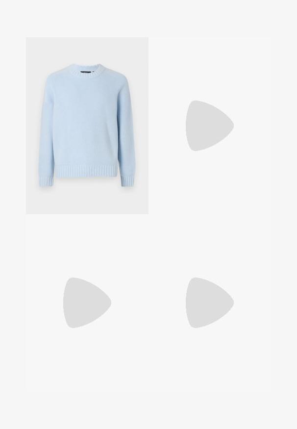 Theory Strickpullover - skylight; Schwarzes Baumwoll-T-Shirt mit Rundhalsausschnitt, kurzen Ärmeln und lockerer Passform. Einfaches Design, glatte Textur und keine sichtbaren Muster oder Logos.; Schwarze plissee Hosen aus strukturiertem Stoff, mit geradem Bein und normalem Bund. Keine sichtbaren Taschen oder Beschläge.; Schwarzer geflochtener Slipper mit einem glatten Lederakzent im Obermaterial, einem runden Zehendesign und einer flachen Gummisohle.
