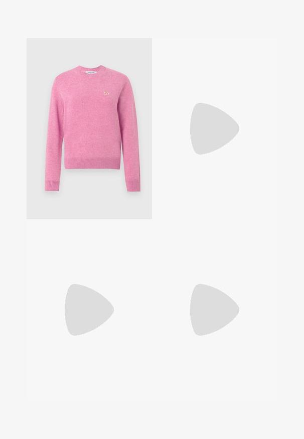 Różowy sweter z okrągłym dekoltem, z prążkowanymi mankietami i dolnym brzegiem, z małym wyszywanym logo lisa po lewej stronie klatki piersiowej.; Czarne dżinsy z wysokim stanem mają prosty krój nogawki, subtelne przetarcia oraz metalowy guzik w talii.; Czarne skórzane sandały z złotymi klamrami, z wieloma paskami i płaską podeszwą, idealne do noszenia na gołe palce.; Brązowa torebka z zamszu o usztywnionym kształcie, zaokrąglonym korpusie i wydłużonych uchwytach w kształcie diamentu. Charakteryzuje się srebrnym zamknięciem.