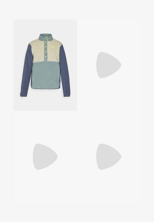 Fleece-Pullover mit hohem Kragen, beigen und blauen Farbkombinationen, gelben Knöpfen und einer Brusttasche für praktischen Stauraum.; Weißes langärmliges T-Shirt aus Baumwolle mit Rundhalsausschnitt. Verfügt über ein kleines schwarzes Logo auf der Brust. Glatte Textur, reguläre Passform.; Schwarze Jogginghose mit verstellbarem Bund, schlanker Passform, elastischen Bündchen und einem kleinen weißen Logo am linken Oberschenkel, hergestellt aus glattem Stoff.; Schwarze Outdoor-Schuhe aus Mesh und synthetischem Material, mit einer strukturierten Oberseite, gesichertem Schnürsystem und griffiger Laufsohle, auf felsigem Gelände.