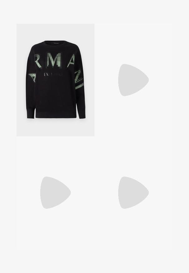 Sudadera negra con cuello redondo, que presenta letras de rayas verdes en el frente y en la manga. Fabricada con un tejido suave, con puños acanalados.; Falda midi de punto blanca que presenta un patrón texturizado con líneas verticales y detalles recortados cerca del bajo. Cintura elástica. Material suave.; Bailarina de piel negra con punta redondeada, textura suave, detalle de costura minimalista y diseño de suela flexible.; Bolso de mano de cuero marrón con cierre de solapa, herrajes en tono dorado, correa para el hombro y una textura suave. Forma rectangular compacta.