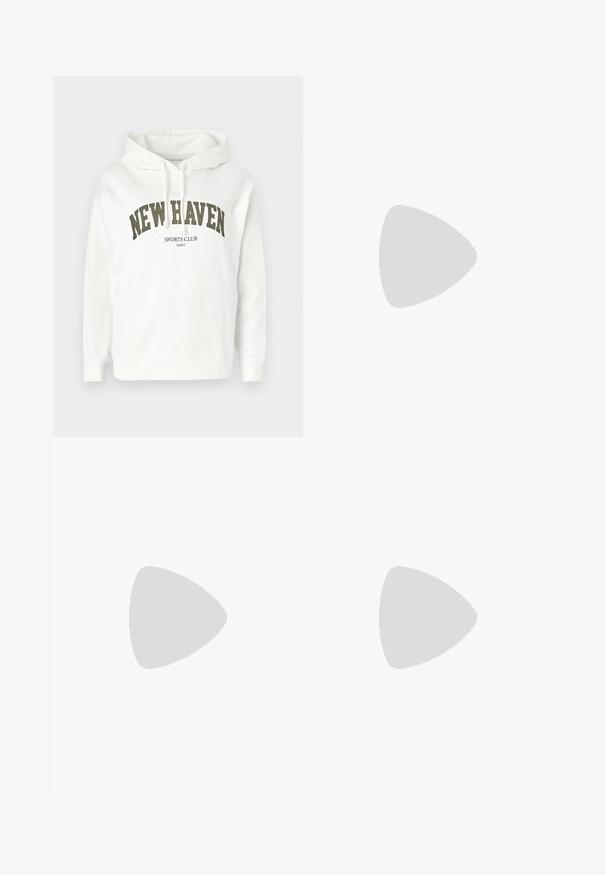 Sudadera blanca con cordones, que presenta "NEW HAVEN" y "SPORTS CLUB" impresos en verde oscuro. Material de algodón suave, corte relajado.; Pantalones de un color beige claro, hechos de una tela suave, con un corte recto, frente plano, presillas para cinturón y bolsillos laterales.; Zapato de tacón alto de cuero negro con punta afilada, correa en el tobillo y un tacón fino. Textura suave con un detalle dorado en la base del tacón.; Bolso de piel negra con un diseño geométrico, base plana y una correa para el hombro corta. Presenta un pequeño detalle de hardware en tono dorado.