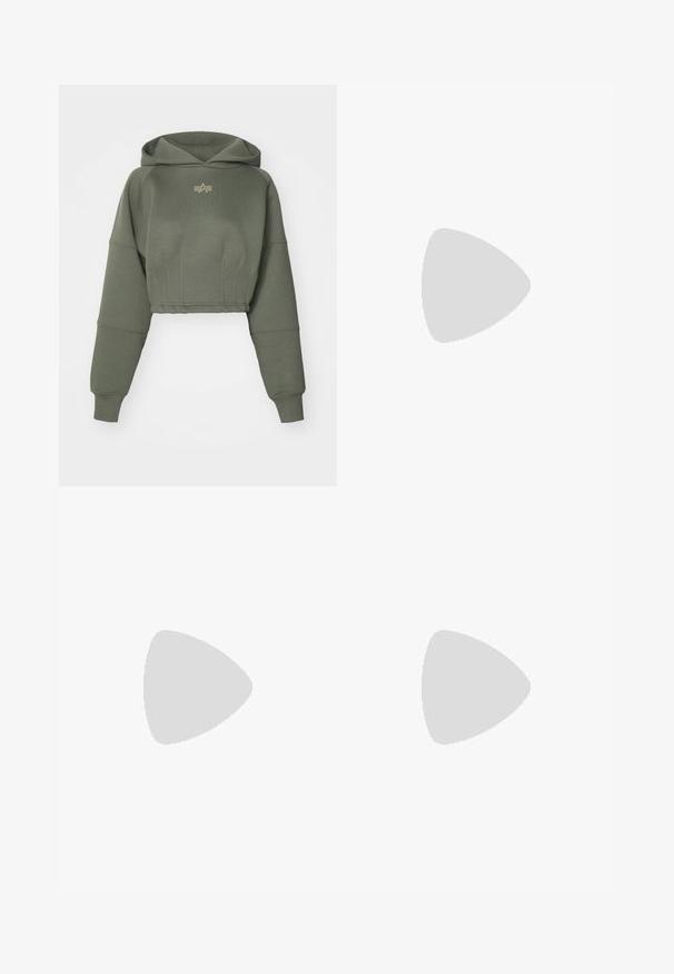 Alpha Industries WAISTED HOODY - Džemperis su gobtuvu - dark olive; Sidabrinės metalinės spalvos mini sijonas su sklandžia tekstūra ir švelniu blizgesiu. Turi platėjančio dizaino formą ir paprastą, tvarkingą apatinės dalies kirpimą.; Juodos lakuotos odinės šlepetės su smailiu pirštu ir geometriniu bloko kulnu. Turi elegantišką, minimalistinį dizainą ir lygų paviršių.; Juodas odinis krepšys su išlenkta forma, nuimamu dirželiu ir auksiniais detalėmis. Krepšys turi kilpą su sagtimi.