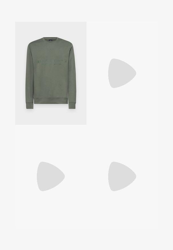 Armani Exchange FELPA - Sudadera - agave green; Camiseta de algodón blanca de manga corta, con un logo en azul y verde de "ARMANI EXCHANGE" y "1991" centrado debajo.; Pantalones de chándal negros hechos de una tela suave, con una cintura elástica, perneras rectas y un pequeño detalle del logo en el lateral.; Zapatilla de cuero blanca con un acabado suave, puntera redonda, cordones planos y suela texturizada. Cuenta con un sutil logo en el talón.