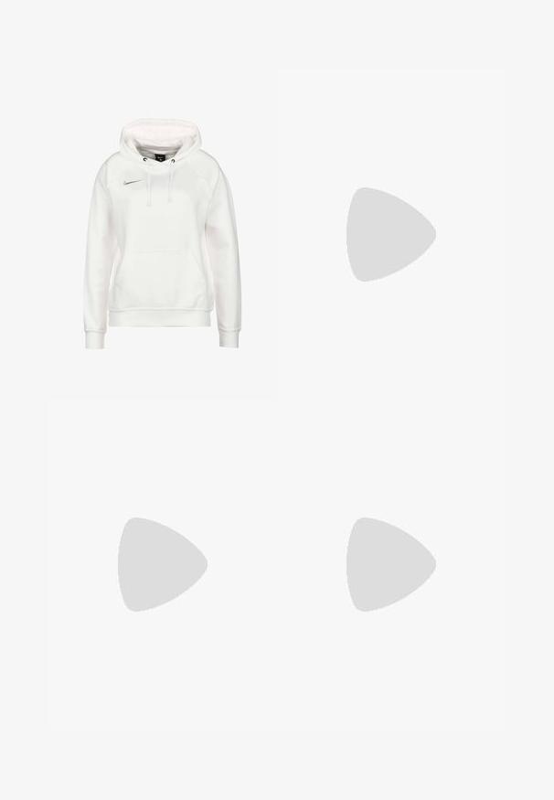 Biała bluza Nike z kapturem, z kieszenią typu kangur na przodzie, regulowanymi sznurkami i małym srebrnym logo na piersi. Miękka tkanina i ściągacze przy rękawach.; Jasnoszare dresy z regulowanym pasem, zwężanymi nogawkami i małym białym logo na lewej udzie. Wykonane z miękkiego, teksturowanego materiału.; Jasnoszare buty sportowe z siateczkowym i syntetycznym wierzchem, wyposażone w sznurowanie, wyściełany kołnierz oraz teksturowaną podeszwę zapewniającą przyczepność.; Srebrne kolczyki w formie obręczy z gładką, polerowaną powierzchnią i cienkim, okrągłym kształtem. Wzór posiada pewne zapięcie.