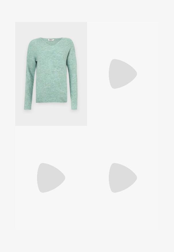 Mėtų žalia glotnaus rašto megztinis su V formos iškirpte, ilgomis rankovėmis ir minkšta tekstūra, pasižymintis laisvu siluetu ir minimalistiniu dizainu.; Burgundiškos aksominės platėjančios džinsai su penkiomis kišenėmis, priekiniais mygtukais ir tekstūruota medžiaga. Platėjimas prasideda nuo kelio iki apvado.; Juodos odinės bateliai su apvaliu nosiu, stora blokine pakulne ir elastingais šonais, derinami su tamsiomis pėdkelnėmis ir juoda sijonu su plyšiu.; Katės akies saulės akiniai su juodu ir oranžiniu šarvuotu rėmeliu, ruda objektyvu ir elegantiškais, smailiais galiukais. Rėmelyje yra minimalus logotipas ant šventės.