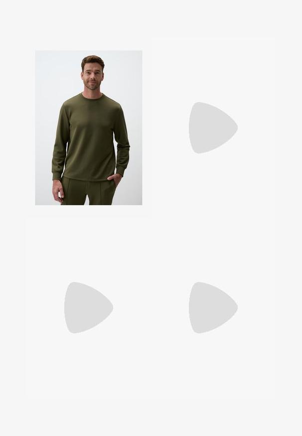 Olivgrüner langärmeliger Sweatshirt mit rundem Ausschnitt und gerippten Bündchen, aus weichem Material, mit einem einfachen, schlichten Design.; Hellblaue Denim-Shorts mit hoher Taille, versehen mit abgenutzten Flicken und ausgefransten Kanten. Fünf-Taschen-Design und Metallelemente.; Weiße Flip-Flops mit strukturierter Innensohle, schlanken Riemen und einer mehrfarbigen Akzentlinie an der Sohle. Mit Logo auf dem Riemen.; Schwarze Plastiksonnenbrille mit grünen Gläsern, quadratischen Rahmen, silbernem Akzent auf der Augenbraue und strukturierten Bügeln. Angegebene Marke auf dem inneren Bügel.