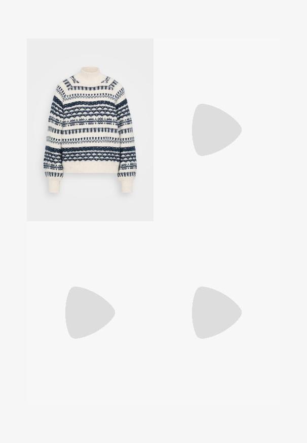 Vero Moda Tall VMHENYA HIGHNECK  - Svetrík - birch/navy; Rovné džínsy s širokými nohavicami v strednom modrom odtieni, so zvýšeným pásom, zapínaním na gombík a kontrastnými vertikálnymi švami pozdĺž prednej strany.; Čierne lakované sandále na podpätku so štvorcovou špičkou, navlečenými remienkami okolo členku a striebornými prackami. Disponujú masívnym blokovým podpätkom pre stabilitu.; Hnedá kožená taška so zberaným vrchom a reťazovým popruhom. Hladký povrch s lesklým finišom a jemným švom po stranách.
