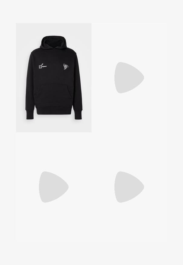 Zwarte hoodie met een voorste kangoeroezak. Voorzien van witte tekst en geometrische grafische elementen op de borst. Gemaakt van zachte katoen stof.; Zwarte denim jeans met een rechte pijp, voorzien van een knoopsluiting, vijf zakken en minimale stiksels voor een strakke look.; Zwarte leren veterschoen met een ronde neus, een gladde textuur, minimale stiksels en een lage rubberen hak. Logo op de hak.; Zwarte duffelbag gemaakt van textuursynthetisch materiaal. Beschikt over twee handvaten en een verstelbare schouderband. Eenvoudig ontwerp zonder zichtbare patronen.