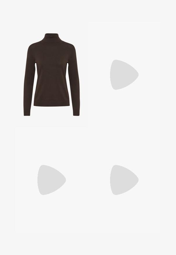 Brauner Rollkragenpullover mit langen Ärmeln, körperbetontem Design und geripptem Struktur um den Kragen und die Bündchen.; Schwarze weite Hosen aus glattem Stoff, mit einem Reißverschluss vorne und zwei seitlichen Taschen, maßgeschneiderter Passform und minimalistischem Design.; Schwarze Leder-Sandale mit offenem Zehenbereich, breitem Riemen und solidem Blockabsatz. Sie zeichnet sich durch eine glatte Textur und ein minimales Design aus.; Hellgraue Lederhandtasche mit einem U-förmigen Design und einem geschwungenen, metallischen Griff. Glatte Textur mit minimalen Nähten und ohne sichtbare Muster.