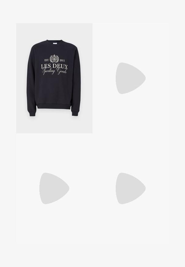 Sudadera azul marino hecha de una mezcla de algodón, con cuello redondo, mangas largas y un gráfico frontal con "Les Deux Sporting Goods" en color crema.; Pantalones oscuros azul marino hechos de tela suave, con un diseño de tiro medio, dos bolsillos laterales y un cierre frontal con un solo botón.; Zapato negro sin cordones con puntera redondeada, que presenta una parte superior texturizada, suela blanca lisa y un discreto detalle de marca en el lateral.; Gafas de sol rectangulares azules con lentes ahumados grises, montura de plástico, acentos metálicos y un acabado mate en las patillas.