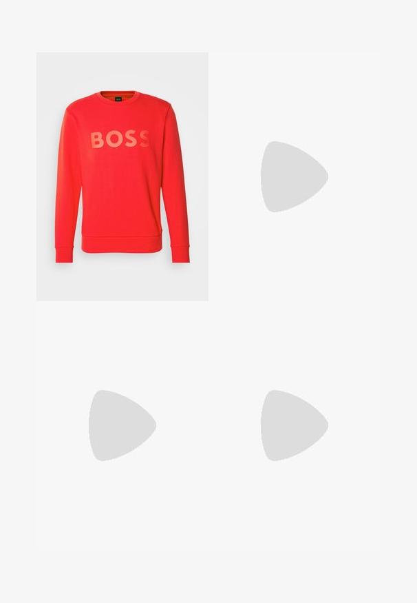 BOSS SALBO - Felpa - open red; Pantaloni cargo neri realizzati in tessuto resistente, con tasche laterali, chiusura a bottone e design slim fit. Texture liscia con dettagli minimi.; Scarpa nera in pelle con lacci, punta tonda, texture liscia, cuciture minime e tacco in gomma basso. Logo sul tacco.; Occhiali da sole neri con montatura ottagonale, lenti scure, finitura lucida, aste sottili e dettagli dorati sul davanti.
