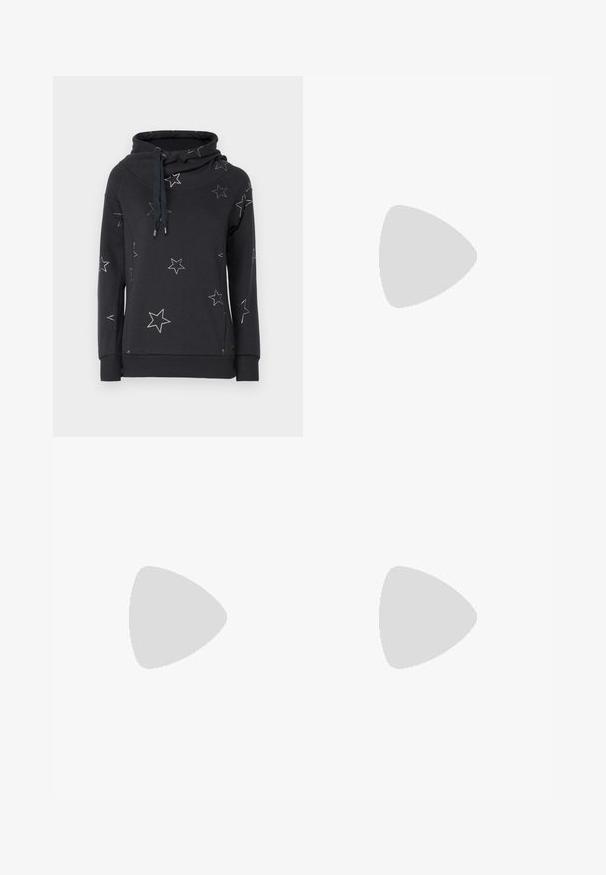 Sudadera gris oscuro con un cuello alto en forma de cowl, con patrones de estrellas blancas en toda la superficie y un cordón en la parte del cuello.; Jeans de mezclilla azul claro con un corte relajado, que presentan detalles desgastados, un cierre de botón con dos botones y piernas rectas.; Zapatilla de cuero blanco con caja de dedos perforada, suela texturizada y cordones blancos, combinada con pantalones rojos amplios y un fondo azul y amarillo.; Gafas de sol negras y angulares con lentes grises; fabricadas en plástico, con varillas gruesas de superficie suave y sin herrajes visibles.; Aretes de aro de oro con un acabado suave y brillante. Diseño circular que presenta un pequeño post y un respaldo transparente para un uso seguro.