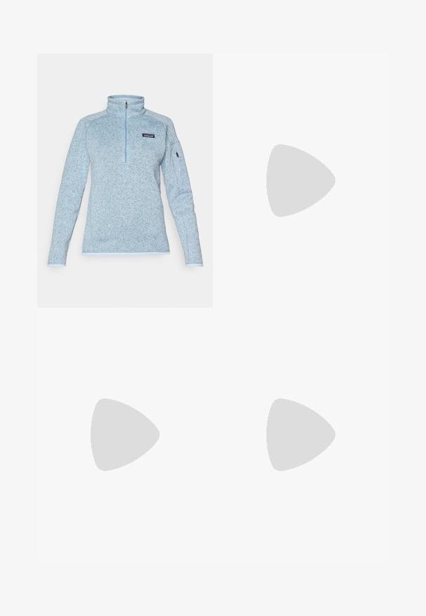 Helles blaues Fleece-Pullover mit einem halbseitigen Reißverschluss-Kragen, strukturiertem Muster und einer Reißverschlusstasche am Ärmel. Verfügt über kontrastierende Abschlüsse entlang der Kanten.; Türkisfarbener Kurzarm-T-Shirt aus Baumwolle, mit Rundhalsausschnitt und einem kleinen, in Weiß auf der linken Brust aufgedruckten Logo.; Schwarze Sportleggings mit hohem Bund, die ein strukturiertes Design, kontrastierende graue Einsätze, Seitentaschen und schmal geschnittene Bündchen aufweisen.; Schwarzer und grauer Sportschuh mit einem Obermaterial aus Mesh, Gummisohle und elastischem Schnürsystem. Verfügt über eine verstärkte Zehenkappe und strukturierte Akzente.