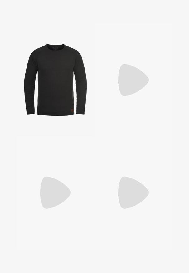 Sweatshirt noir à manches longues et col rond, fabriqué en tissu texturé, avec un petit patch de marque marron sur le côté inférieur droit.; Jeans skinny en denim gris délavé, présentant des détails déchirés au niveau des genoux, associés à des sneakers blanches. Texture lisse, design ajusté.; Baskets en cuir blanc avec perforations, à bout rond, semelle plate et lacets épais, arborant un logo swoosh visible et "AIR" sur le talon.; Montre-bracelet en acier inoxydable argenté avec un cadran bleu marine, des index métalliques et un affichage de la date à 3 heures. Résistante à l'eau jusqu'à 50 mètres.