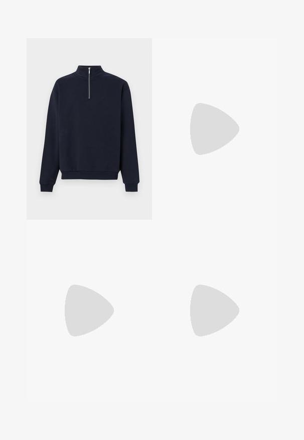 Ναυτικό μπλε φούτερ με μισό φερμουάρ, ριμπ μανσέτες και ζώνη. Διαθέτει κεντημένο κείμενο μπροστά, κατασκευασμένο από μαλακό ύφασμα.; Μαύροι ψηλόμεσοι παντελόνια με ίσια εφαρμογή, κατασκευασμένα από λείο ύφασμα. Διαθέτουν θηλιές ζώνης και λεπτομέρεια πτυχής κατά μήκος του μπροστινού μέρους.; Λευκά δερμάτινα αθλητικά παπούτσια με απλή επιφάνεια, στρογγυλή μύτη, επίπεδα κορδόνια και ανάγλυφη σόλα. Γκρι σουέτ λεπτομέρεια στη φτέρνα.; Διαφανή πλαστικά γυαλιά ηλίου με ορθογώνιους καφέ φακούς, με λεπτούς, διαφανείς βραχίονες και μεταλλικές λεπτομέρειες στους βραχίονες.