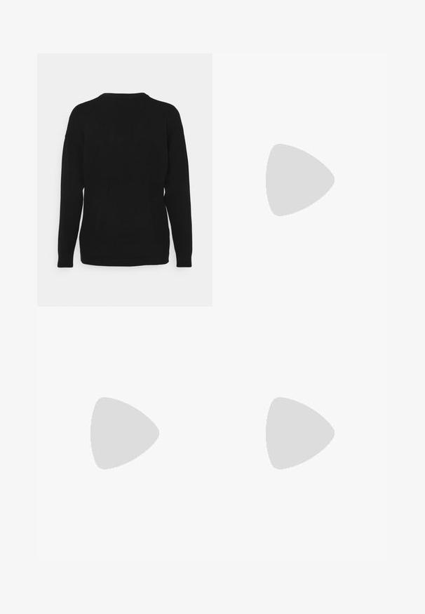 Schwarzer Pullover aus weichem Stoff mit langen Ärmeln, rundem Ausschnitt und entspannter Passform. Die Rückseite verfügt über ein glattes, einfarbiges Design.; Schwarze, weit geschnittene Jeans aus Denim mit einem Zugbandbund, fünf Taschen und kontrastierenden Nahtdetails. Flacher Frontschnitt.; Weißer Sneaker mit wellenförmigem Oberdesign, strukturiertem Stoff, gepolsterter Sohle und sichtbarem Luftpolster. Verfügt über eine Schnürfront und einen Zugtab.; Schwarze gepolsterte Tasche mit einem breiten, weichen Schultergurt und einem oberen Griff. Sie verfügt über einen Reißverschluss und ein dezentes Logo auf der Vorderseite.