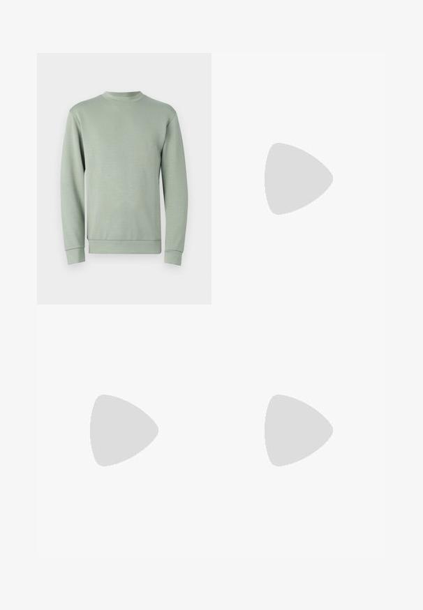 Sweater verde claro, com decote redondo, mangas longas, punhos e bainha canelados, textura suave, design minimalista, sem padrões ou acentos visíveis.; Jeans de ganga azul, de perna reta, com ligeira descoloração, fecho frontal com botão e uma pequena etiqueta com logotipo no bolso frontal direito.; Sapatos slip-on em camurça castanha com um acabamento texturizado, bico redondo e sola de borracha em contraste. Apresenta uma marcação discreta próximo ao calcanhar.; Pasta de couro azul-marinho escura com alças superiores duplas e uma alça destacável. Apresenta um acabamento texturizado, costura vertical e detalhe do logotipo.