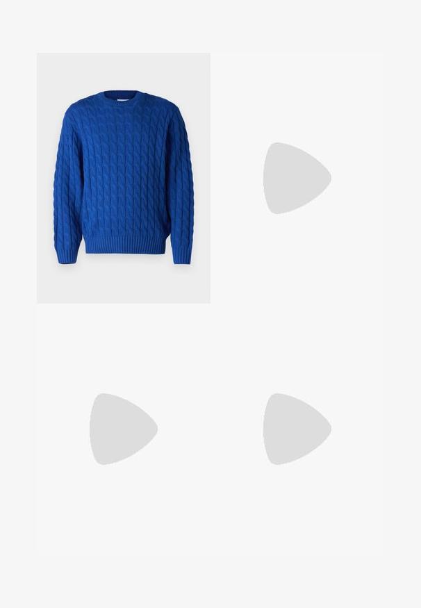 Kábeltűzött kék pulóver kerek nyakkivágással, bordás mandzsettákkal és szegéllyel, valamint texturált mintával az anyagban.; Fehér pamut póló rövid ujjakkal, kerek nyakkivágással és laza szabással. Simább textúra, látható minták vagy kiegészítők nélkül.; Kék farmernadrág egyenesen szabott lábbal, elhasználódott mosással, övhurkokkal, elülső zsebekkel és egy hátsó zsebbel.; Fehér bőr sportcipő sima felülettel, kerek orral, lapos fűzőkkel és textúrált talppal. Szürke velúr díszítés a saroknál.