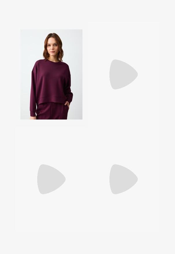 Bordeaux cropped sweatshirt met lange mouwen, ronde halslijn en geribde manchetten. Zachte, gestructureerde stof en een ontspannen pasvorm.; Bershka WIDE-LEG - Wide leg - black; Bershka Sandalen met hoge hak - black; Zwarte laarzen in lakleer met een gebogen vorm, één schouderband, voorvakken en accenten in zilverkleurig metaal.