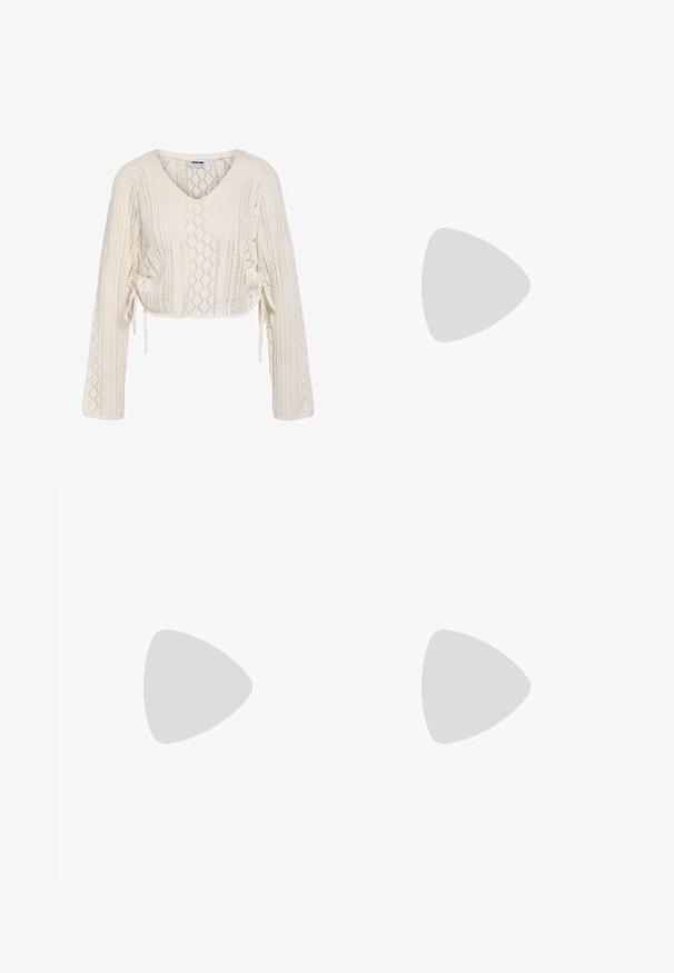K cropped vit stickad tröja med V-ringning, långa ärmar och ett texturerat diamantmönster. Har snören på sidan för justering.; Vit volangkjol med smockad midja. Har lager av genomskinliga volanger som skapar ett texturerat, flödande utseende.; Knähöga tanfärgade mockastövlar med spetsig tå, staplad klack och sömdekoration längs sidorna. Slät struktur och väldefinierad design.; Suede axelväska i tan med en avslappnad design, prydd med metallknappar fram som detalj och en enda, bred axelrem.