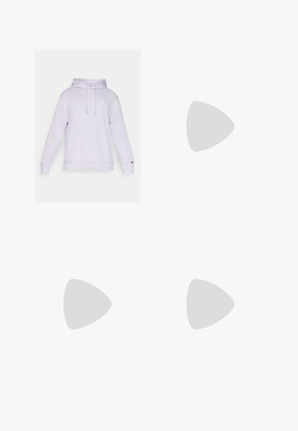 Helle lavendelfarbene Kapuzenjacke mit einer Kängurutasche, Zugbandkapuze und einem kleinen weißen Logo auf der Brust. Hergestellt aus weichem Stoff mit gerippten Bündchen.; Weißes Crewneck-T-Shirt aus Baumwolle, mit kurzen Ärmeln und einem kleinen, auf der linken Brustseite gestickten Logo. Weiche Textur.; Weiße, leichte Jogginghosen mit elastischem Bund und Kordelzug. Ausgestattet mit schmal zulaufenden Bündchen und Seitentaschen. Verziert mit einem schwarzen Logo.; Schwarze Sportschuhe mit einem oberen Teil aus Mesh, weißen Akzenten, einer strukturierten Sohle und einer roten Fersenschlaufe für zusätzliche Details.