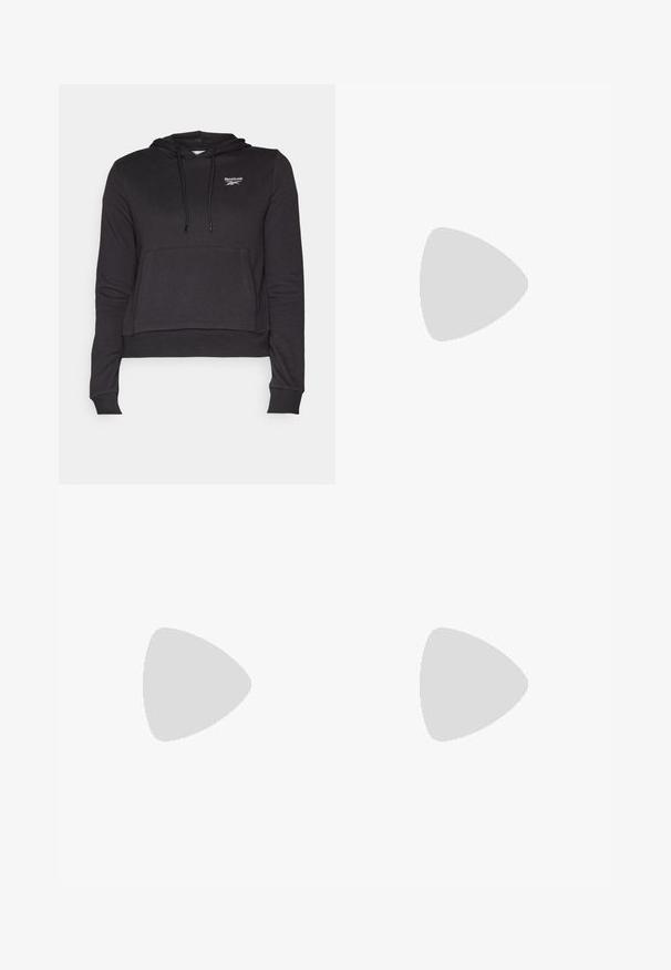 Felpa nera corta realizzata in tessuto, con tasca frontale, cappuccio con cordino e logo Reebok ricamato sul petto. Tessuto liscio, maniche lunghe.; Maglietta sportiva nera a maniche corte realizzata in materiale leggero, con scollatura tonda e logo Under Armour sul petto.; Leggings atletici neri realizzati in materiale elastico, con un alto giro vita, tasche laterali e polsini aderenti alla caviglia.; Scarpa sportiva azzurro chiaro realizzata in materiale mesh con suola testurizzata, caratterizzata da un logo arancione e un design con lacci.