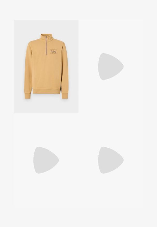 Gul genser med glidelås på kragen, med et brodert "Lee"-logo i rektangulært design på venstre bryst. Laget av bomullsblanding.; Filippa K TERRY CROPPED TROUSERS - Bukse - sage melange; Hvite lærersneakers med en jevn overflate, rund tå, flate lisser og en teksturert såle. Har en subtil logo på hælen.; Sorte, runde solbriller med mørke linser og slanke metalarmer. Inkluderer klare temple tips og sølvfargede detaljer ved hengslet. Minimalistisk design.