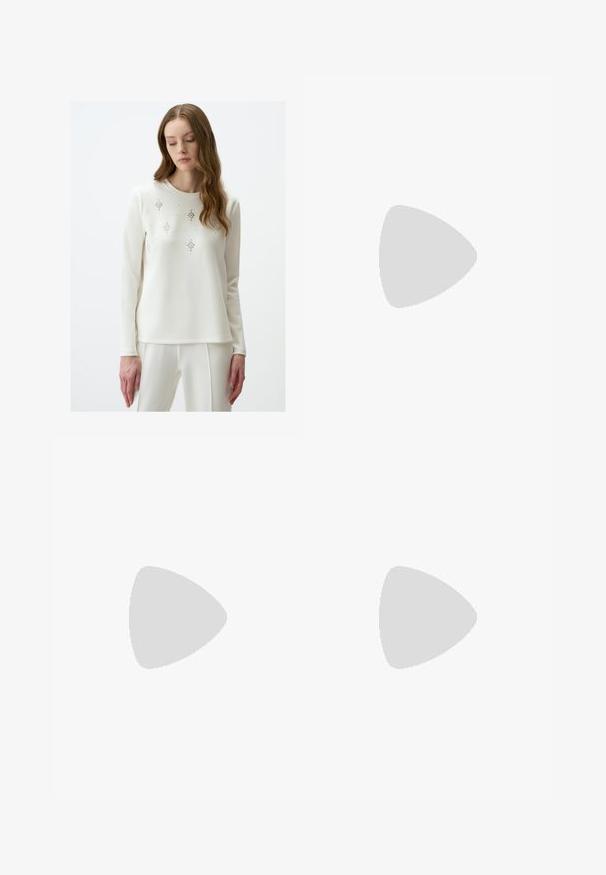 Weißes Langarmtop mit dekorativen silbernen Verzierungen, die in Blumenmustern angeordnet sind. Hergestellt aus glattem Stoff mit Rundhalsausschnitt.; Sister Jane HEART TO HEART - Jeans Straight Leg - blue denim; Weiße hochwertige Leinensneaker mit schwarzer Gummisohle, vorderem Gummizehenschutz und sechs Ösen für Schnürsenkel, die ein sauberes, minimalistisches Design aufweisen.; Rote Lederhandtasche mit einem kantigen, geometrischen Design. Verfügt über einen verstellbaren Schulterriemen und einen Klappenverschluss mit genähten Details.