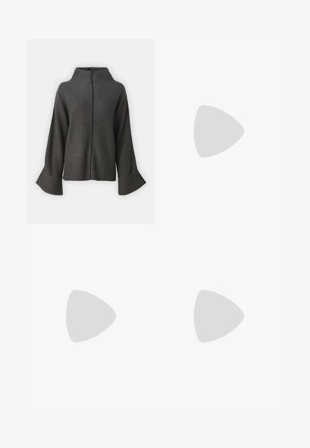 VILA VIVIGGA CONTRAST - Camisola - dark grey/black; Calças de couro pretas com uma textura suave, corte reto, cintura elástica e fecho com botão na frente; detalhe plissado e pernas afuniladas.; Botas de tornozelo pretas feitas de couro liso, com fecho lateral, salto grosso texturizado e design de bico arredondado.; Óculos de sol cinzentos de tamanho oversized com uma forma arredondada e lentes escuras. Armação de plástico elegante com um acabamento suave. O modelo tem cabelo trançado.