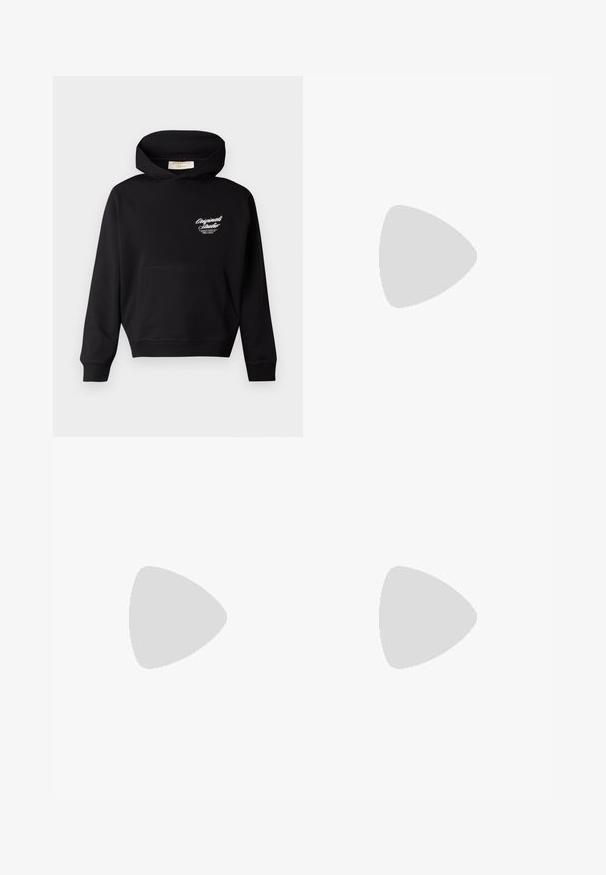 Melnā kapiņa, izgatavota no mīksta auduma, ar priekšējo kabatu, ribotām piedurknēm un baltu logo kreisās krūšu daļas apakšā.; Tumši zilie džinsu bikses ar taisna kāju dizainu. Iezīmējas redzamas šuves, pogu aizdare un priekšējie gurni papildu detaļām.; Baltas sneakeris ar melniem un pelēkiem akcentiem, kuram ir teksturēts pelēks purngals, melna gumijas zole un plakanas baltas šņores. Tīrs dizains, minimālisma stils.; Melna ādas soma uz pleca ar zīmolu, slēdzamu rāvējslēdzēju un regulējamu siksnu. Gluda tekstūra un taisnstūru forma.