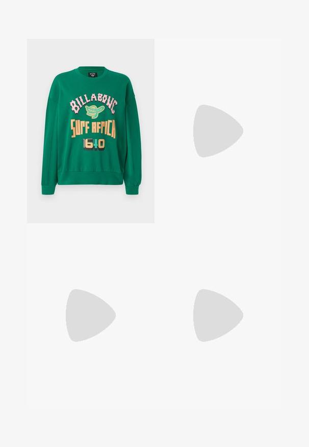 Sweatshirt verde com decote redondo, mangas longas e texto impresso em rosa, amarelo e preto. Material macio com punhos canelados.; Jeans de denim azul clássicos com um design de perna reta, cinco bolsos e fecho de botão. Apresenta um tratamento médio e uma textura resistente.; Sapatilha de couro branca com detalhes em camurça bege, biqueira perfurada, atacadores planos e sola texturizada creme. Apresenta uma marcação subtil no calcanhar.; Bolsa de mão em couro sintético preto com textura de crocodilo, topo franzido e alça enrugada. Apresenta um design suave e compacto.