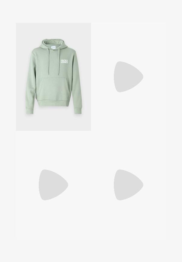 Jack & Jones JJECORP LOGO HOOD - Džemperis su gobtuvu - iceberg green; Juodos pritaikytos kelnės su tiesiu siluetu, pagamintos iš sklandžios medžiagos. Turi diržo kilpas ir raukšlių detalę priekyje.; Balti odiniai sportbačiai su lygiu paviršiumi, apvaliu pirštu, plokščiomis raištelėmis ir struktūrizuota padu. Pilko zimšo akcentas ant kulno.; Skaidrūs plastikiniai saulės akiniai su stačiakampiais rudos spalvos lęšiais, pasižymintys plonais, skaidriais šonais ir metaliniais akcentais ant rėmo.