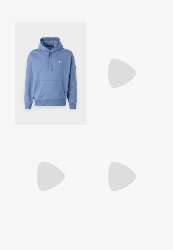 Blå bomulds hoodie med snor, kengurulomme og ribbede manchetter. Har et lille hvidt logo på venstre bryst. Enkel design.; Beige skjorte med lange ærmer lavet af bomuldsblanding. Den har en knap-til-krave, syv frontknapper og et lille broderet logo på venstre bryst.; Beige bomulds chinos med flad front, bæltestropper og sidelommer. Lige ben design med en glat tekstur og en let, åndbar fornemmelse.; Hvide lædersneakers, lavtop design, med en glat tekstur, rund tå, snørret front og et lille broderet logo på siden.