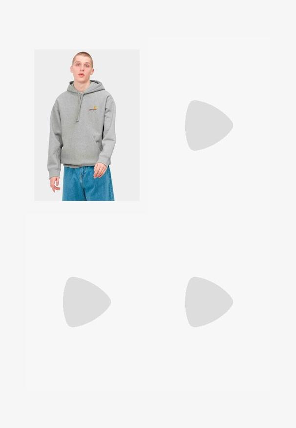 Carhartt WIP HOODED AMERICAN SCRIPT - Felpa con cappuccio - grey heather; Pantaloni cargo neri con design a gamba dritta. Realizzati in tessuto resistente, dotati di due tasche laterali con chiusura a pattina e chiusura con bottone.; Scarpa da corsa Nike verde scuro con accenti neri, superiore in rete, lacci e suola Nike Air a lunghezza totale su uno sfondo bianco.; Borsa a tracolla nera con un compartimento principale con zip, tasca frontale, tracolla regolabile e una patch del logo visibile sul risvolto.