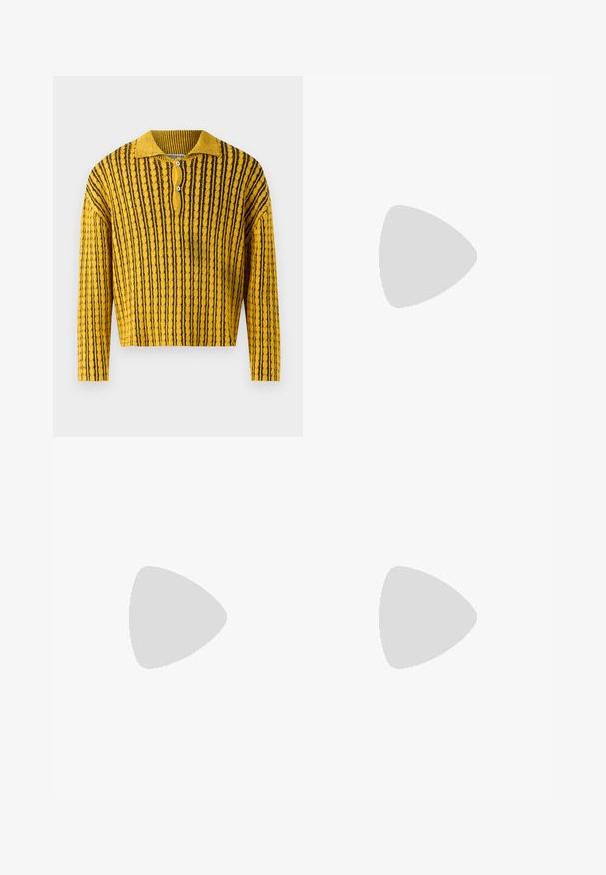 Pull en tricot rayé jaune et noir avec col polo, patte de boutonnage à trois boutons et texture côtelée. Longueur cropped avec manches longues.; Pantalon beige à coupe droite, doté d'un seul bouton noir, de passants de ceinture et de poches latérales. Texture de tissu lisse et design minimaliste.; Mocassin en cuir noir avec une finition lisse, présentant un design cousu et une accent décoratif en chaîne métallique sur le rand. Talon plat.; Lunettes de soleil noires de forme rectangulaire, verres foncés, accents argentés aux tempes et finition mate sur la monture.