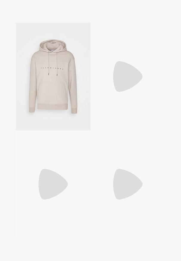 Beige hettegenser med snor, frontlomme og trykt "JACK & JONES"-logo. Mykt materiale med ribbestrikkede mansjetter og kant.; Sorte bukser med plisseret frontdesign, lavet af glat stof. Har knaplukning og bæltesløjfer; rett-bukser.; Sorte semskede sneakers med hvite lisser og tre hvite striper. Har en sirkulær svart logo på tungen og en såle av gummigummi.; Metallinnrammede solbriller med ovale grønne linser. Tynn sølvfarget metallramme og svarte øreplugger. Minimalistisk design, ingen synlige logoer.