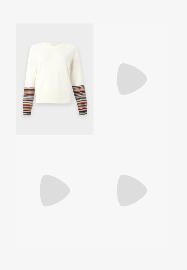 Sweter z długim rękawem w kolorze kremowym, z prążkowanymi mankietami w wielokolorowe paski. Miękka tkanina, okrągły dekolt, luźny krój.; Granatowe spodnie z szerokimi nogawkami wykonane z bawełny, z licznymi kieszeniami. Ozdobione kolorowymi haftowanymi napisami i grafikami, w tym sercami i zabawnymi hasłami.; Brązowe zamszowe mokasyny z okrągłym noskiem, z wyprofilowaną podeszwą platformową i dekoracyjnym paskiem na górze.; Brązowa skórzana torebka na ramię z klapką, złotymi detalami, paskiem na ramię i gładką teksturą. Kompaktowy prostokątny kształt.