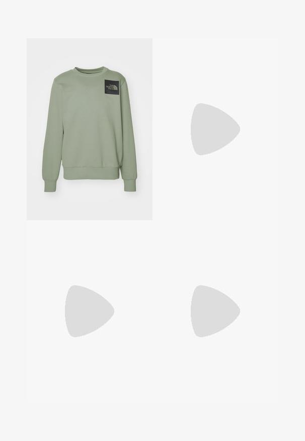 The North Face M FINE CREW - Sudadera - clay grey; Camiseta de algodón blanca con manga corta, escote redondo y una textura suave. Diseño simple sin patrones ni gráficos.; Pantalones cortos de mezclilla negra con corte recto, con cierre de botón y dos bolsillos laterales. Dobladillo incompleto con detalles sutiles de desgastado.; Zapatilla negra de cuero con superficie texturizada, logo de Nike en blanco, suela gris, puntera redonda y diseño de encaje. Presenta perforaciones en la puntera.