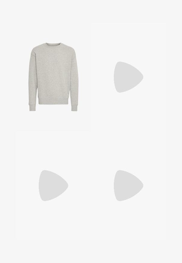 Grijze trui gemaakt van een zachte katoenmix, met een ronde halslijn en geribde manchetten. Eenvoudig ontwerp zonder patronen of accenten.; Zwarte denim jeans met een rechte pasvorm, vijf zakken en riemlussen, met een licht vervaagde textuur en contrasterende stiksels.; Zwarte leren instappers met een gladde afwerking, voorzien van een voorste banddetail en een stevige rubberen zool met gegroefde accenten.; Zilveren analoge horloge met een achthoekige kast, grijze wijzerplaat, zilveren uurmarkers en een bracelet van roestvrij staal. Minimalistisch ontwerp met een gladde textuur.