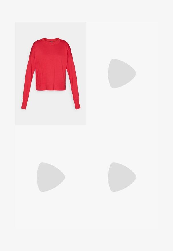 Punane pikas varrukas crewneck sweatshirt, mis on valmistatud pehmest kangast, raglanvarrukatega, lameõmblustega ja lõdva siluetiga. Ilma nähtava brändinguta.;  must have ribidega crop-top kõrge kaelusega ja laia käeaukudega, pehme ja veniv kangas mugavuseks ning sujuv disain.; Mustad mustriteta lühikesed spordipüksid, mis on valmistatud kergest ja venivast kangast. Omavad elastset vööd ja lihtsat, kaunistusteta disaini.; Mustad sportjalatsid, millel on tekstuuriga pealne, valge talla ja hallid detailid, asetsevad musta kettlebelli peal, millel on sinine triip, neutraalses taustas.