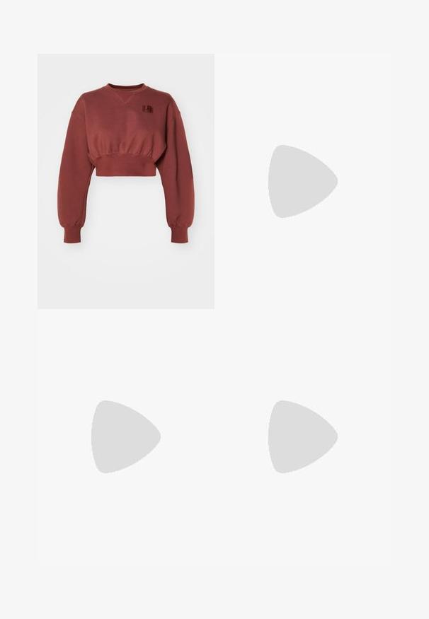 Kort röd sweatshirt i bomullsblandning, med långa ärmar, sänkt axelparti och en liten logotyp på bröstet. Strukturerad yta.; Ljust grå sweatpants med dragsko i midjan, smalnande ben och en liten vit logotyp på vänster lår. Tillverkade av ett mjukt, strukturerat tyg.; Ljust grå sportskor med ovandel i mesh och syntetmaterial, med snörning, vadderad krage och texturerad sula för grepp.; Silverörhängen med en slät, polerad yta och en tunn, cirkulär form. Designen har en säker låsning.