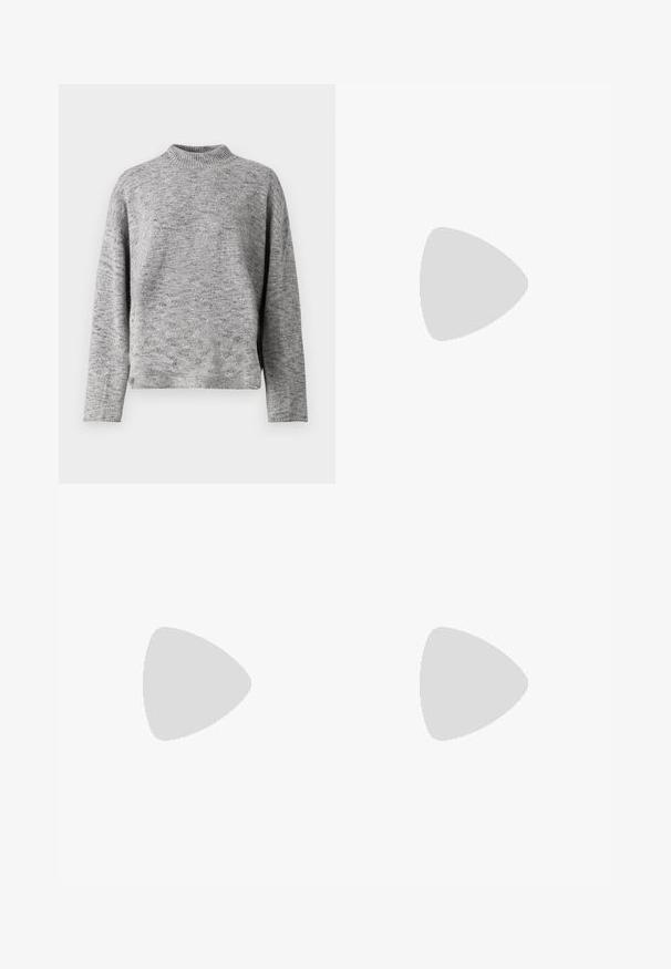 Helles graues Strickpullover mit hohem Kragen, langen Ärmeln und lockerer Passform. Strukturierter Stoff mit einem subtilen gesprenkelten Muster.; Hellblaue Denim-Shorts mit hoher Taille, geradem Schnitt und rohem Saum. Verfügt über einen klassischen Knopf- und Reißverschluss sowie vier Taschen.; Schwarze Leder-Slingback-Pumps mit spitzem Schuhblatt, ausgestattet mit einem schlanken Absatz und einem goldfarbigen Akzent am verstellbaren Riemen. Glatte Textur.; Schwarze Lederhandtasche mit einem strukturierten Design, das eine verkürzte Form, einen oberen Griff und goldfarbene Hardware-Details aufweist. Verstellbarer Schulterriemen ist enthalten.