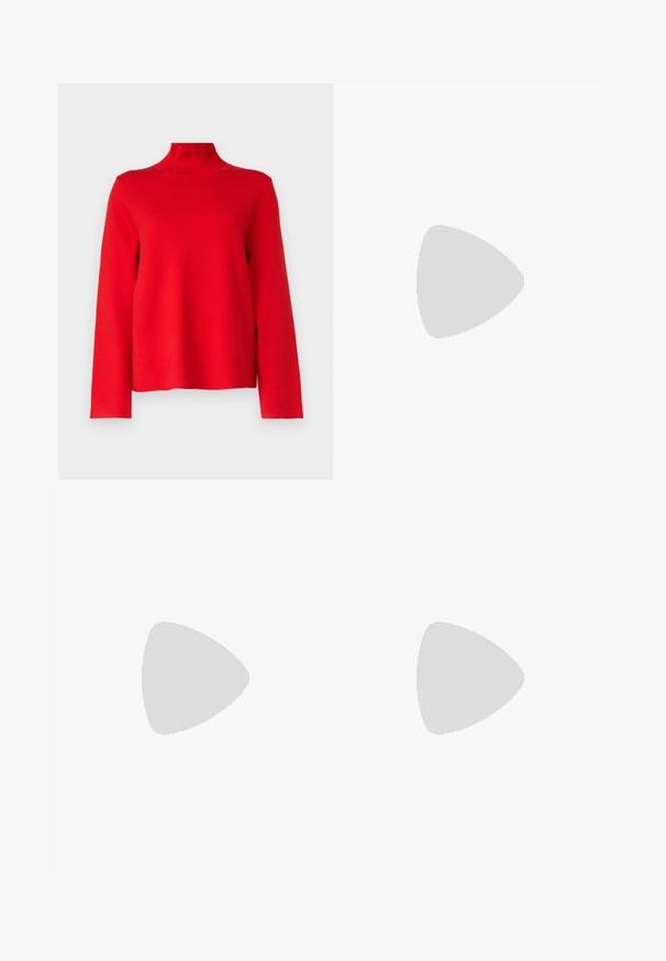 Object OBJREYNARD SQUARE SLEEVE NOOS - Strikkegenser - flame scarlet; Vide benbukser i sort denim med glidelås i front, fem-lomme design og subtile sømdetaljer. Glatt tekstur og avslappet stil.; Svarte ankelstøvler laget av glatt lær, med glidelås på siden, chunky strukturert hæl, og rund tå-design.; Svart lærveske med en buet form, avtagbar stropp og gullbeslag. Vesken har et klaff med spenne-detall.