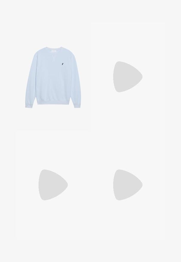 Hellblaues Sweatshirt aus Baumwolle mit Rundhalsausschnitt, gerippten Bündchen und einem gestickten schwarzen Vogel-Logo auf der linken Brust.; Schlanke Jeans aus ausgebleichtem grauem Denim, mit abgenutzten Details an den Knien, kombiniert mit weißen Sneakers. Glatte Textur, schlanker Schnitt.; Weiße Leder-Sneaker mit Perforationen, runder Zehenpartie, flacher Sohle und dicken Schnürsenkeln, mit sichtbar eingesticktem Swoosh-Logo und "AIR" an der Ferse.; Silberner Armbanduhr aus Edelstahl mit einem dunkelblauen Zifferblatt, metallischen Stundenmarkierungen und einem Datumsfenster bei 3 Uhr. Wasserdicht bis 50 Meter.