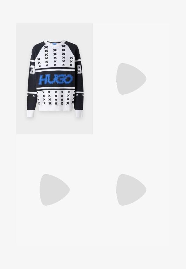 Svart og hvit strikket genser med v-hals, blå "HUGO" logo, og numeriske aksenter "3" og "9" med kryssmønster.; Svarte skreddersydde bukser med rett passform, laget av glatt materiale. Har beltehemper og pressfolddetaljer foran.; Hvite skinnsko med en glat overflate, rund tå, flate lisser og teksturert såle. Grå semsket innfelt ved hælen.; Klare plastikk solbriller med rektangulære brune linser, med tynne, gjennomsiktige armer og metalldetaljer på templene.