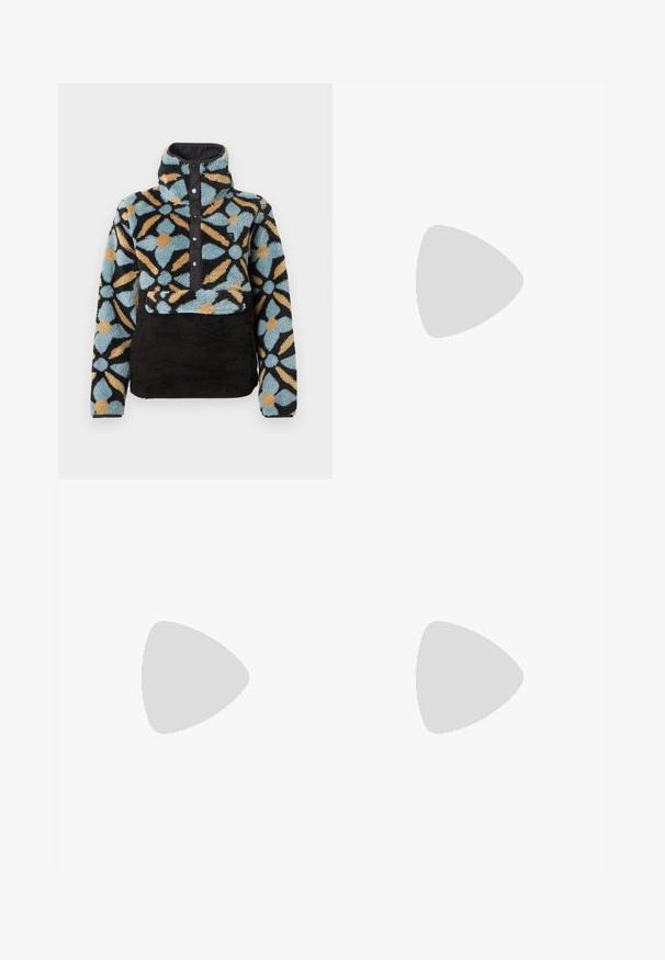 Fleece-Pullover mit hohem Kragen, ausgestattet mit einem blau-schwarz-orangen Blumenmuster, Druckknopf-Verschluss vorne und einem schwarzen strukturierten unteren Bereich.; Bordeauxrotes Baumwoll-T-Shirt mit Rundhalsausschnitt, kurzen Ärmeln und einem kleinen weißen Logo auf der linken Brust. Glatte Textur, lockere Passform.; Schwarze Hose mit geradem Bein, aus einem strukturierten Stoff. Verfügt über dekorative silberne Hardware und einzigartige Nahtdetails.; Weiße Nike-Sneaker mit roten Akzenten, kombiniert mit schwarzen Hosen, die ein florales Muster aufweisen. Die Textur ist glatt mit einer flachen geflochtenen Sohle.